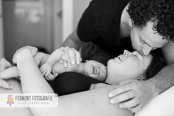 Ilyen érzés, amikor a szülők először pillantják meg kisbabájukat - 15 fotó a szülés igazi csodájáról